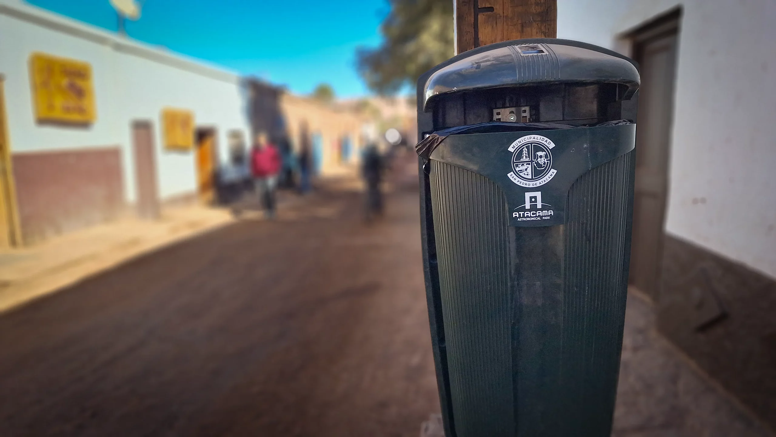 Papeleros en San Pedro de Atacama instalados en calle Caracoles