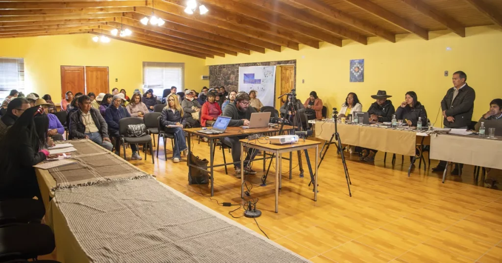 Vecinos y autoridades participan en sesión del concejo municipal en terreno realizada en Socaire, San Pedro de Atacama.