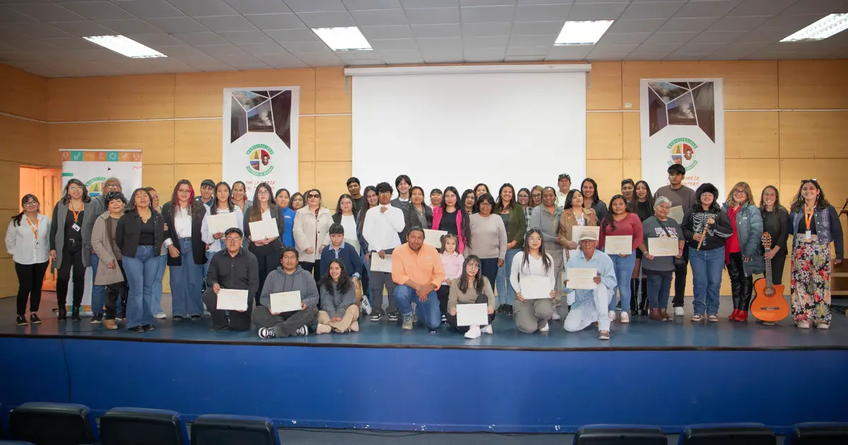 Estudiantes de San Pedro beneficiados con becas municipales San Pedro de Atacama durante la ceremonia oficial.