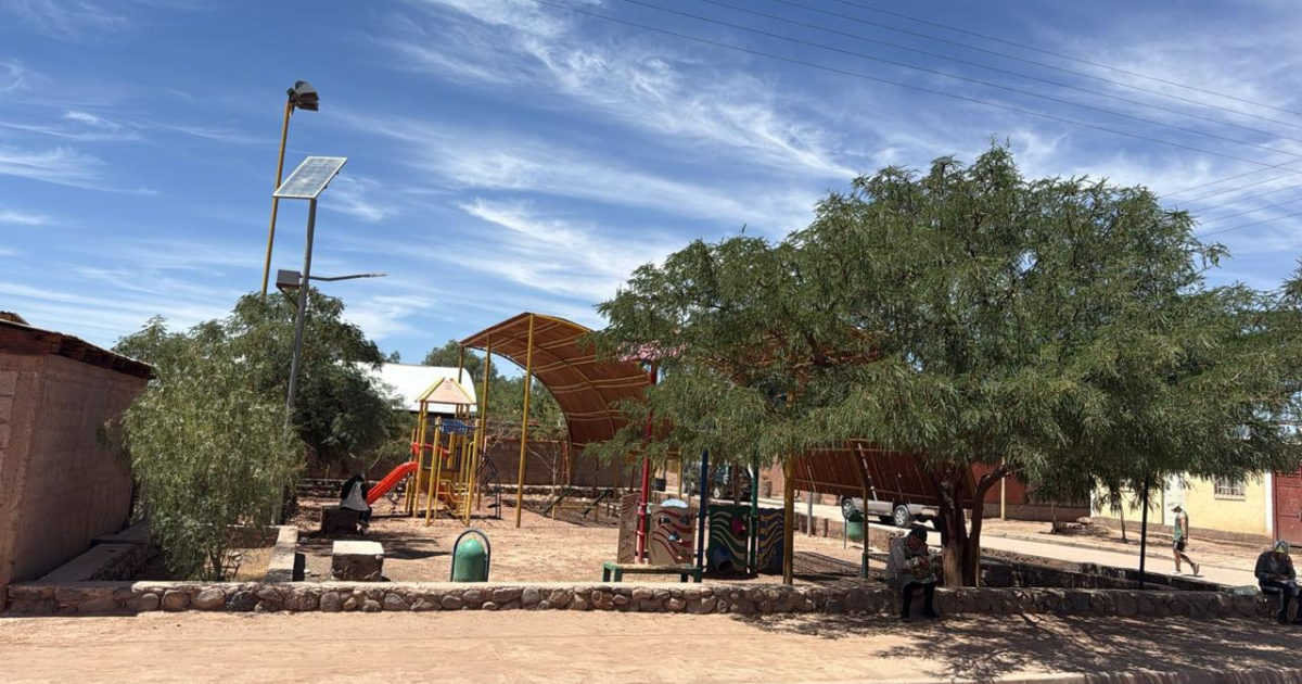 Plaza de Villa Conde Duque con juegos infantiles, sombreaderos e iluminación en San Pedro de Atacama.