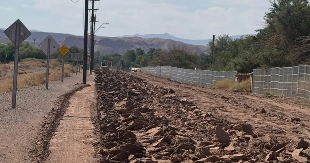 Intervención de camino rural con remoción de material en sector con viviendas y cerros en San Pedro de Atacama