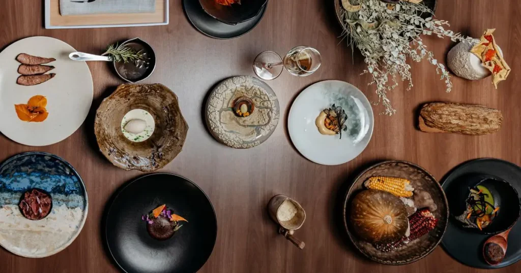 Platos de degustación con ingredientes del desierto presentados sobre mesa en restaurante Ephedra