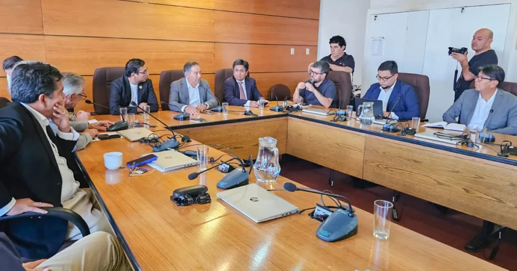 Alcalde de San Pedro de Atacama y presidente de AMRA participa en reunión por distribución de patentes mineras.