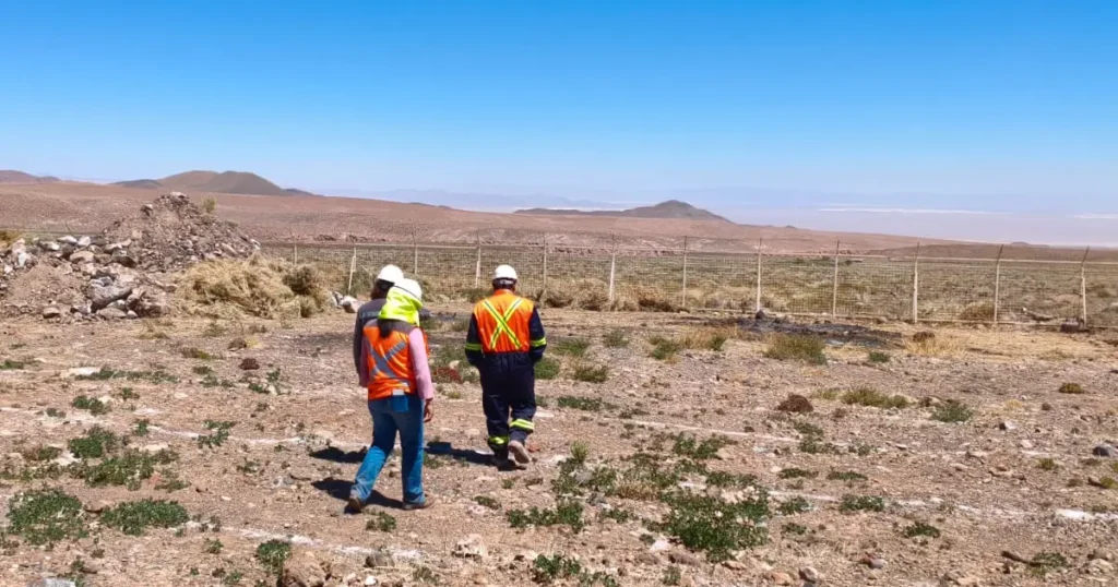 Equipo técnico recorre terreno de planta sanitaria durante inspección de obras en Socaire