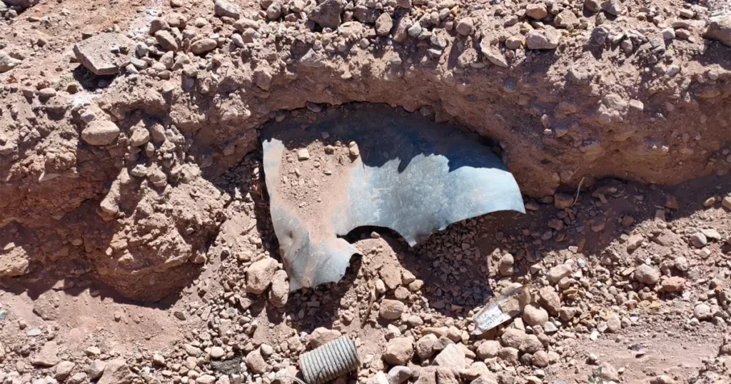 Excavación de terreno con tubería expuesta durante obras en planta sanitaria de Socaire