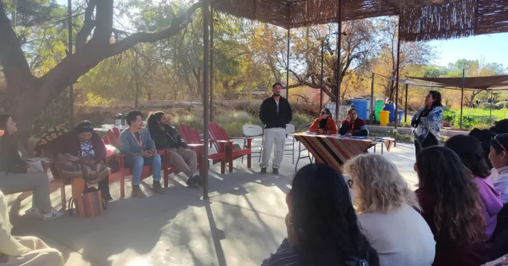 Integrantes de la Agrupación Hultur Semman durante encuentro comunitario acompañado por la Municipalidad de San Pedro de Atacama.