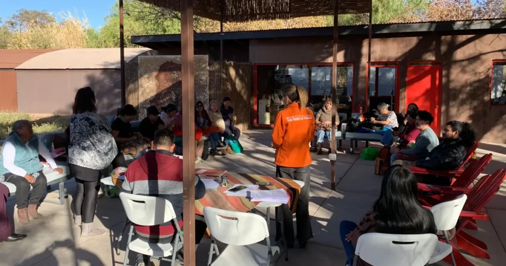 Reunión de integrantes de Hultur Semman junto a equipo municipal en espacio comunitario de San Pedro de Atacama.