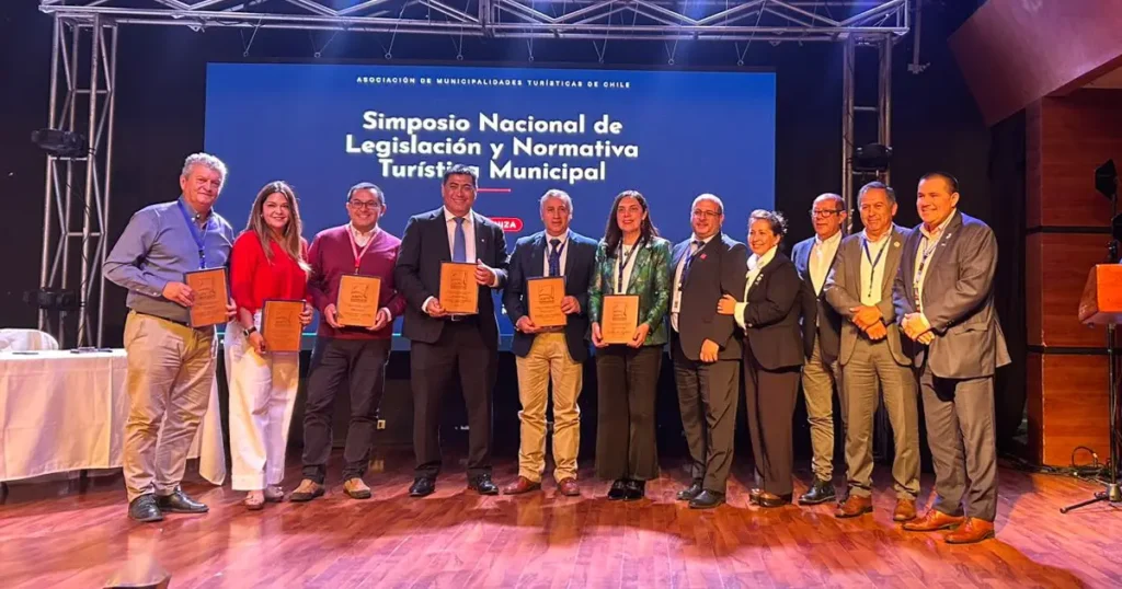Autoridades municipales sostienen reconocimientos durante el Simposio Nacional AMTC en Arica
