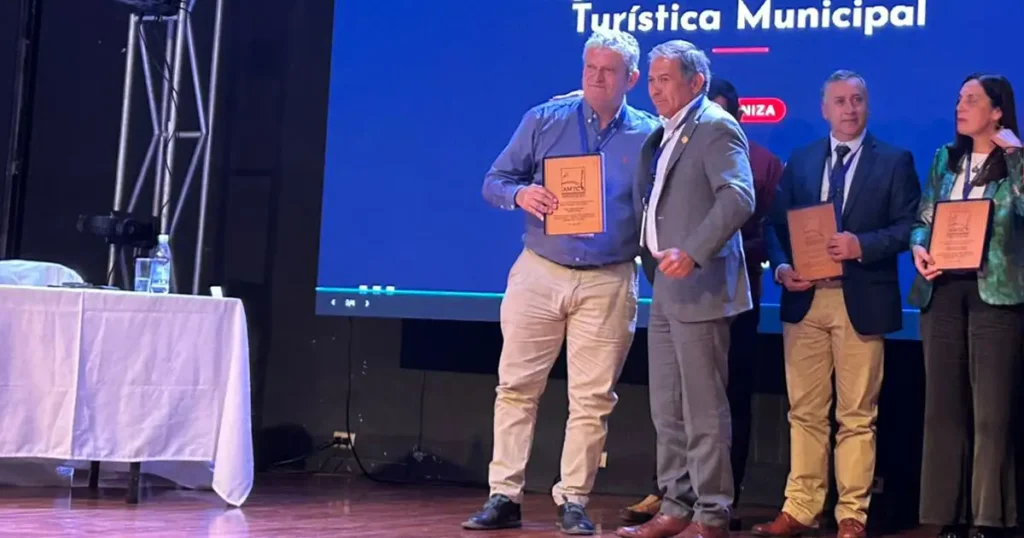 Alcalde Justo Zuleta recibe reconocimiento durante el Simposio Nacional AMTC en Arica