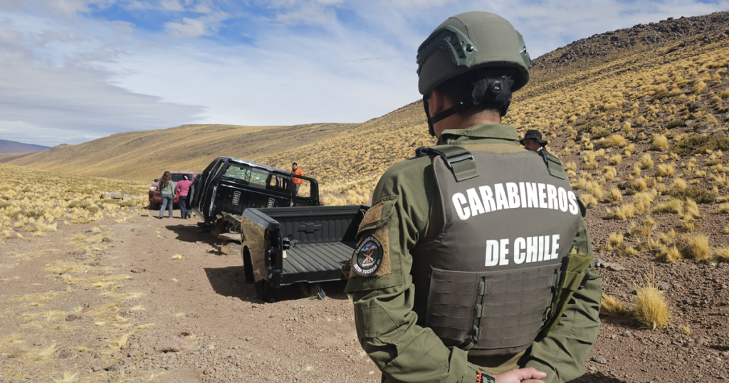 Carabinero observa vehículos en un camino rural de Socaire durante revisión de pasos no habilitados.