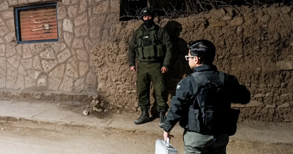 Funcionario municipal y Carabineros durante operativo de fiscalización nocturna en San Pedro de Atacama