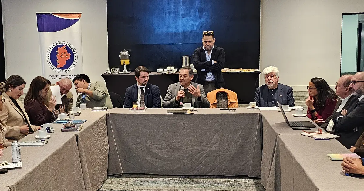 Representantes regionales reunidos en una mesa de trabajo de AMRA sobre infancia y adolescencia.